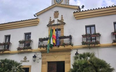 Las banderas oficiales del Ayuntamiento de Cañete de las Torres ondean a media asta