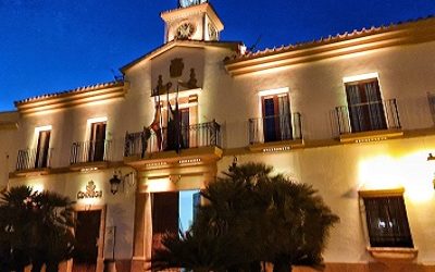 El Ayuntamiento de Cañete de las Torres lucirá con esplendor en horario nocturno