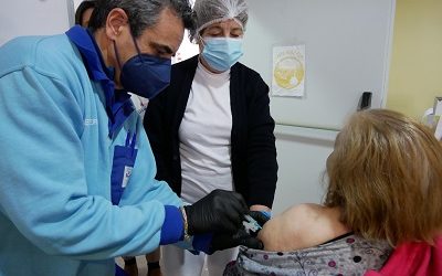 El personal y los usuarios de la residencia de mayores San Miguel de Cañete de las Torres vacunados contra el coronavirus.
