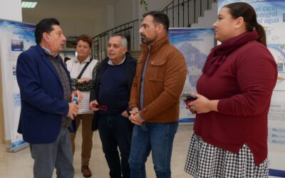 El Alcalde de Cañete de las Torres visita la exposición fotográfica ‘La esencia del Agua”