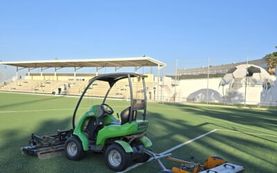 El Ayuntamiento de Cañete de las Torres realiza trabajos de mantenimiento en el campo de fútbol y las pistas de pádel