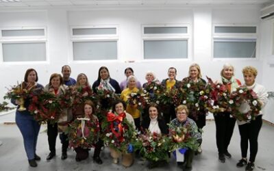 La magia navideña florece en Cañete de las Torres con un taller floral