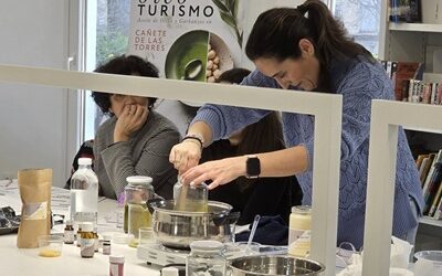 Taller de cosmética natural con base de aceite de oliva virgen extra de Cañete de las Torres